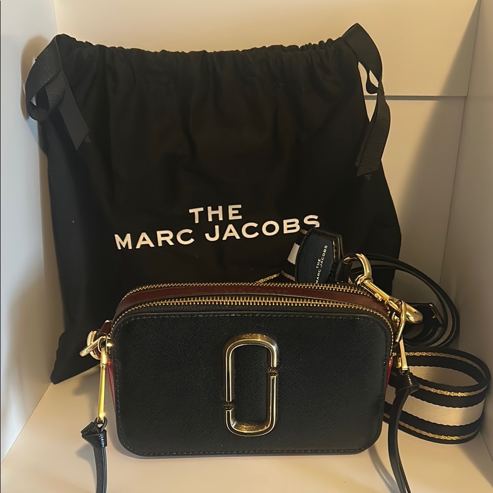 Marc Jacobs Black Snapshot crossbody bag.